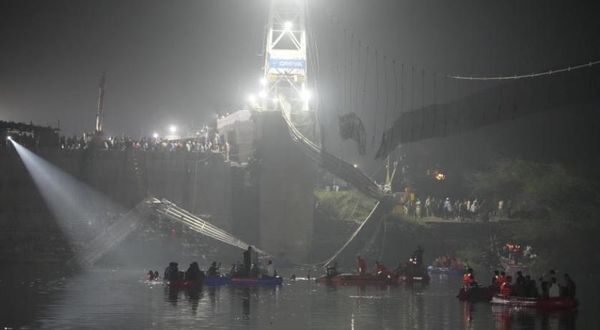 Hindistan'da asma köprünün çökmesi sonucu yüzlerce kişi nehre düşerken, en az 90 kişi öldü