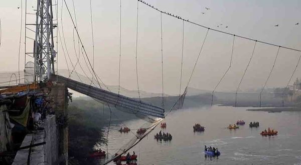 Hindistan’da asma köprünün çökmesi sonucu hayatını kaybedenlerin sayısı 141’e yükseldi