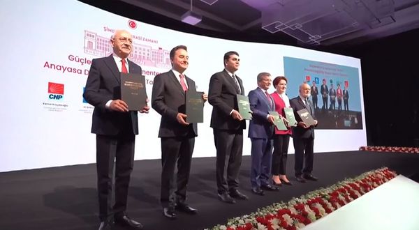 Türkiye'de altılı masanın anayasa değişikliği çalışması tanıtıldı