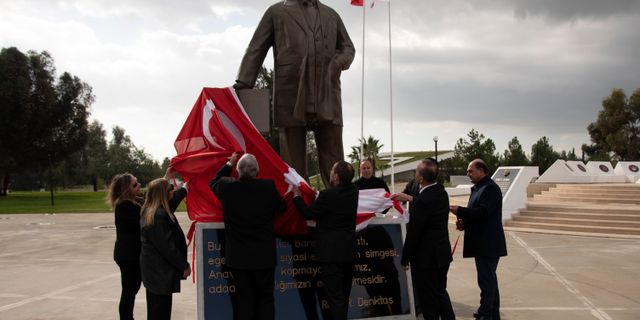 Kurucu Cumhurbaşkanı Denktaş’ın 99’uncu yaş günü anısına yaptırılan heykeli törenle açıldı