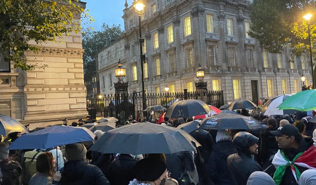 Londra’da Filistin yanlısı binlerce gösterici Başbakanlık ofisinin yer aldığı Downing Sokağı’nda toplandı