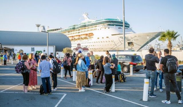 İsrail’den deniz yoluyla ayrılan 159 Amerikan vatandaşı Larnaka Limanı’na ulaştı