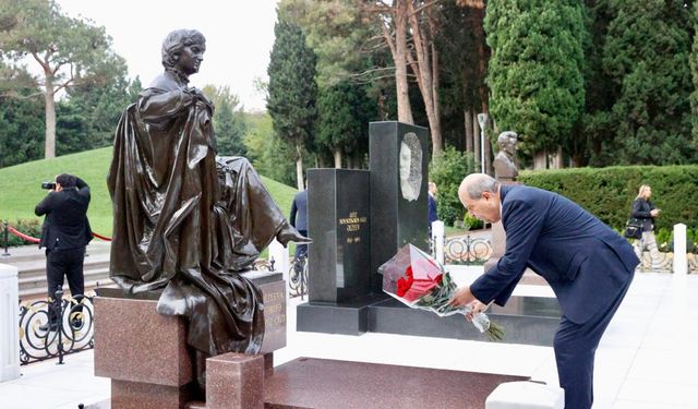 Cumhurbaşkanı Tatar, Umummilli Lider Haydar Aliyev’in Anıt Mezarını ziyaret etti