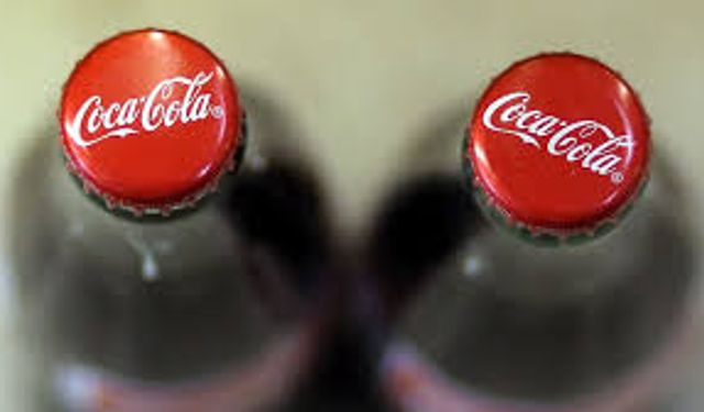 Coca Cola, Hırvatistan'da yaşanan zehirlenme vakaları nedeniyle bazı ürünlerini raftan çekiyor