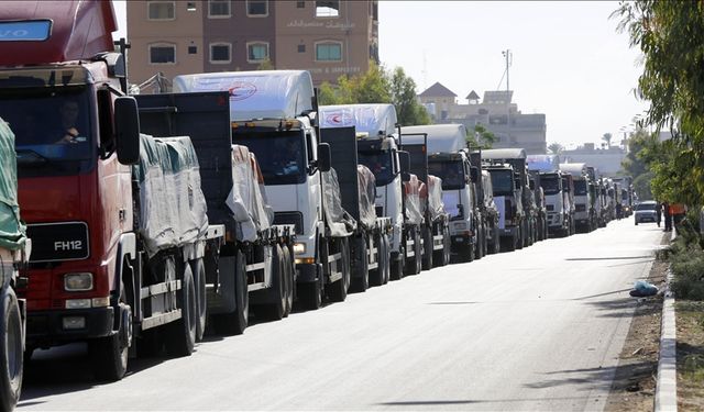 İsrail saldırıları altındaki Gazze'ye insani yardım taşıyan 59 tır daha ulaştı