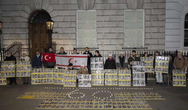 İngiltere'de Kıbrıs Türkleri, "Kanlı Noel" katliamının 60'ıncı yılında kurbanları andı