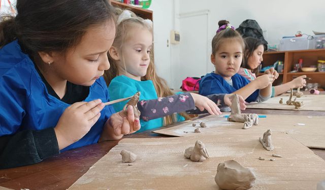 Girne'de çocuklar sanatçı Şenol Özdevrim ile sanat çalışmalarına başladı