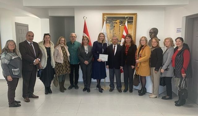 Girne Üniversitesi’nden Yaşlı Hakları Derneği’ne 50 bin TL’lik bağış