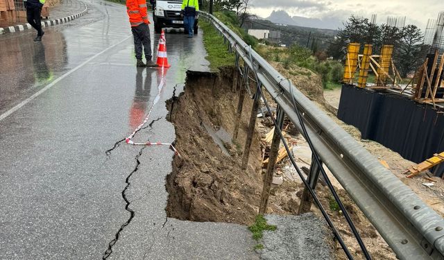 Aşırı yağışlar nedeniyle Esentepe’de yol çöktü