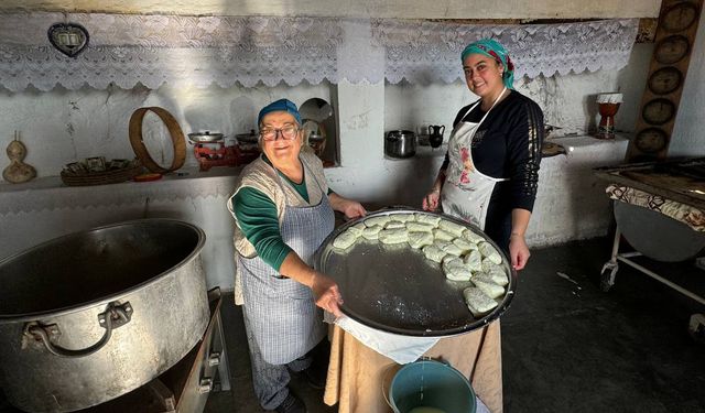 Geleneksel hellim yapımı KKTC'ye gelen turistlerin yeni gözdesi oldu