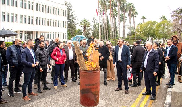 Kamuda yetkili beş sendika “vergi düzenlemesine” karşı Başbakanlık önünde “mücadele ateşi” yaktı