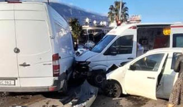 Bir ambulans ile 4 aracın karıştığı kazada 1 kişi yaralandı