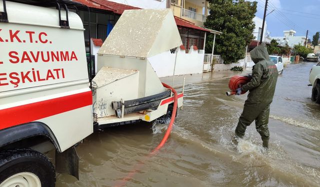 Sivil Savunma ekipleri su baskınlarına müdahalede bulundu