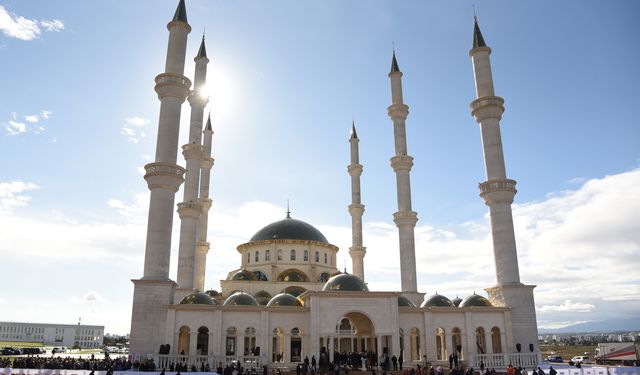 Üstel: “Bugün Kıbrıs Türkü’nün neler yapabileceğine şahitlik ediyoruz”