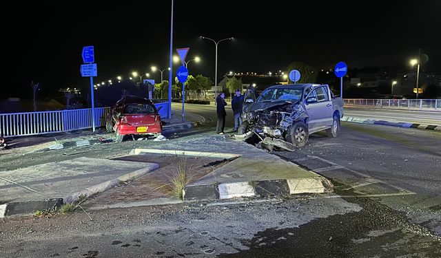 Güney Kıbrıs’ta yeni yılın ilk saatlerinde 4 kişinin hayatını kaybettiği ölümlü bir trafik kazası meydana geldi