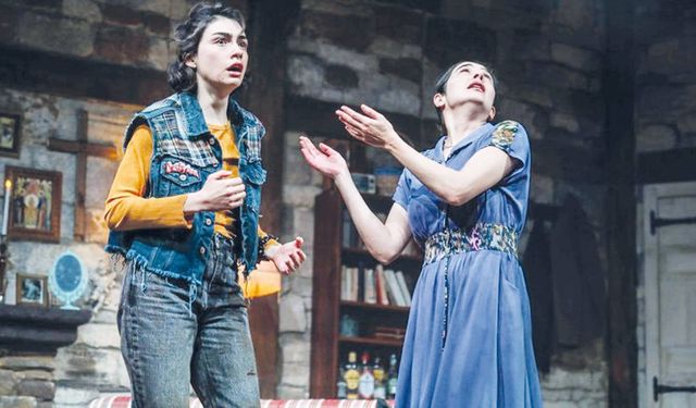 Hazar Ergüçlü, “Timsah Ateşi” oyunu ile Girne'de sahneye çıkıyor