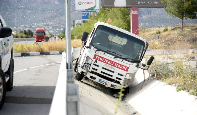 Girne-Lefkoşa anayolunda boş tüp yüklü kamyonet devrildi… Sürücü yaralandı