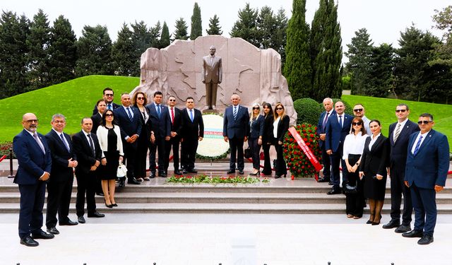 Milli Eğitim Bakanı Çavuşoğlu, Haydar Aliyev’in Anıt Mezarı’nı ziyaret etti