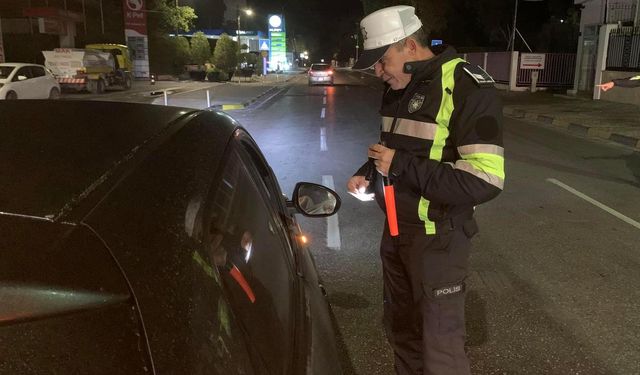 Ülke genelindeki trafik denetimlerinde 335 sürücü rapor edildi