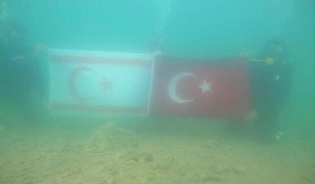 Kıbrıs Barış Harekatı'nın 50. yıl dönümünde su altında Türk ve KKTC bayrağı açıldı