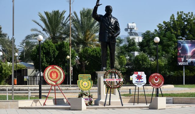 Kıbrıs Barış Harekatı’nın 50’nci yıl dönümü nedeniyle Bülent Ecevit heykeli önünde tören düzenlendi