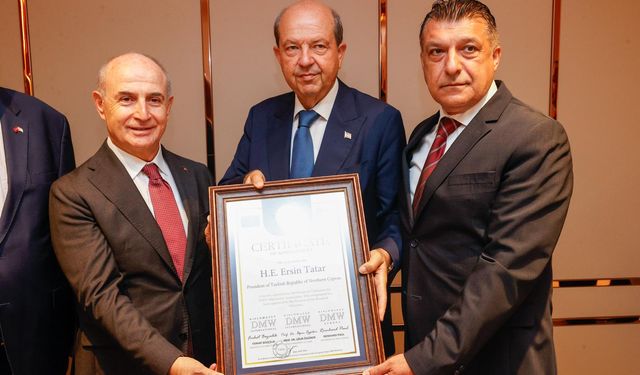 Cumhurbaşkanı Tatar’a DMW Uluslararası Diplomatlar Birliği Onursal Başkanlığı ünvanı takdim edildi