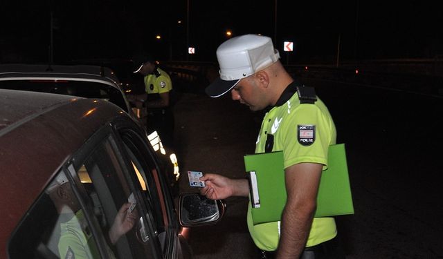 Polis trafikte denetim yaptı… 34 araç trafikten men edildi, 4 sürücü tutuklandı