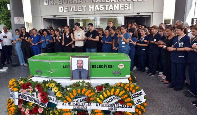 Hayatını kaybeden Dr. Abdullah Akbaş için Lefkoşa Dr. Burhan Nalbantoğlu Devlet Hastanesi'nde tören düzenlendi