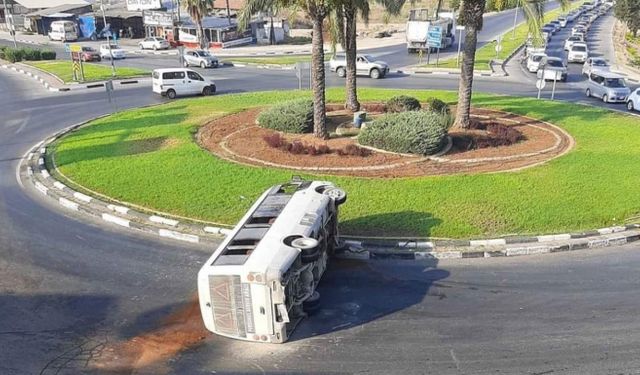 Otobüs devrildi, iki kişi hafif yaralandı