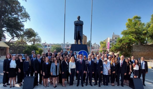 Türkiye İş Bankası 100. yaşında... Banka yöneticileri Atatürk Anıtı'na çelenk koydu