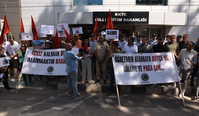 KTOEÖS, Lefkoşa’da eylem yaptı, okulların açılmamasını protesto etti