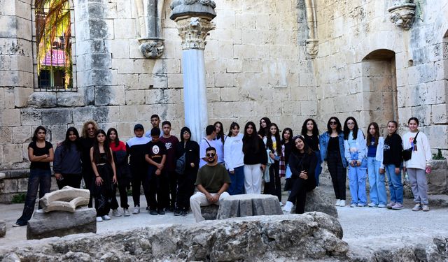 "Ülkemi Tanıyorum Projesi"nin ilkinde Mehmetçik Ortaokulu öğrencileri Girne bölgesini gezdi