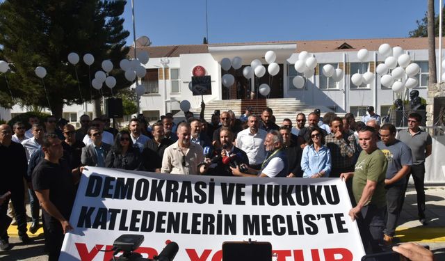 Kamuda yetkili sendikaların da aralarında olduğu 13 sendika Meclis önünde eylem yaptı, erken seçim talep etti