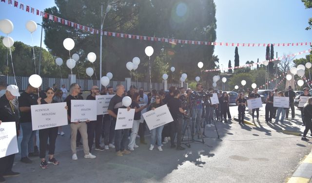 Kıbrıs Türk Sigorta Acenteleri Birliği Derneği, Cumhuriyet Meclis’i ve Maliye Bakanlığı önünde eylem yaptı