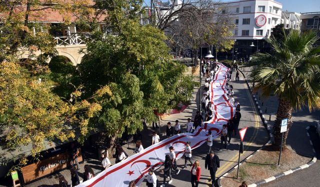 Başkent Lefkoşa’da “41.Yıl Cumhuriyet Korteji” düzenlendi… Kortejde, 100’er metrelik KKTC ve TC bayrağı taşındı