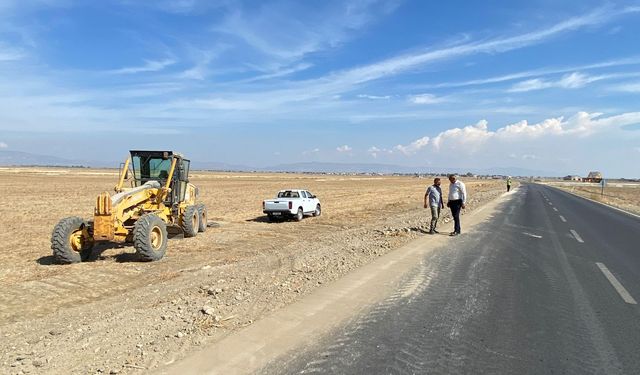 Mesarya Belediyesi, Dörtyol-Türkmenköy arası banket düzenleme çalışmalarını tamamladı