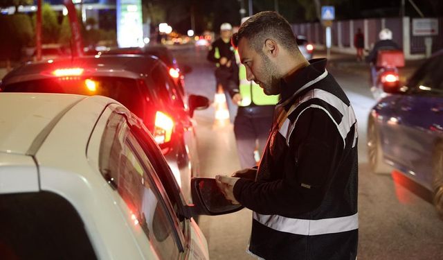 Trafik cezasının ikiye katlanmaması için ceza makbuzunu sahteledi