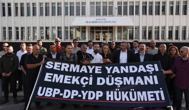 Kamuda örgütlü 5 sendika Başbakanlık önünde ortak açıklama yaptı