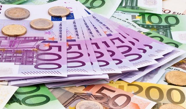 Güney Kıbrıs’ta bir öğrenci okula götürdüğü 15 bin Euro’yu arkadaşlarına dağıttı