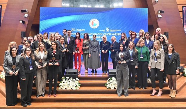 Girişimci Kadın Gücü Yarışması’nın KKTC Kategorisinde ödül almaya layık bulunanlara ödülleri verildi