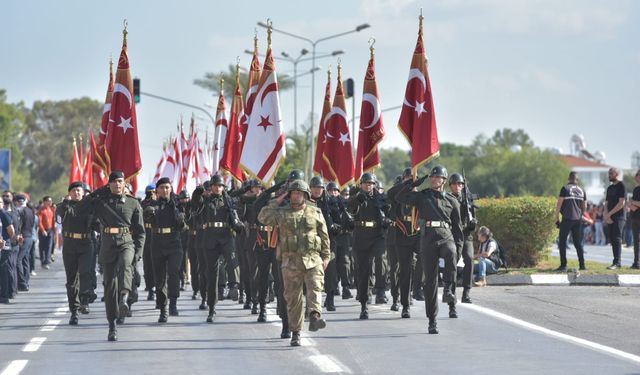 KKTC 41 yaşında… Dr. Fazıl Küçük Bulvarı’nda resmigeçit töreni düzenlendi