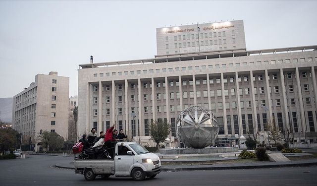 Suriye'de halk, kanlı rejimin sembolü olarak gördüğü Hafız Esed heykellerini yıkıyor