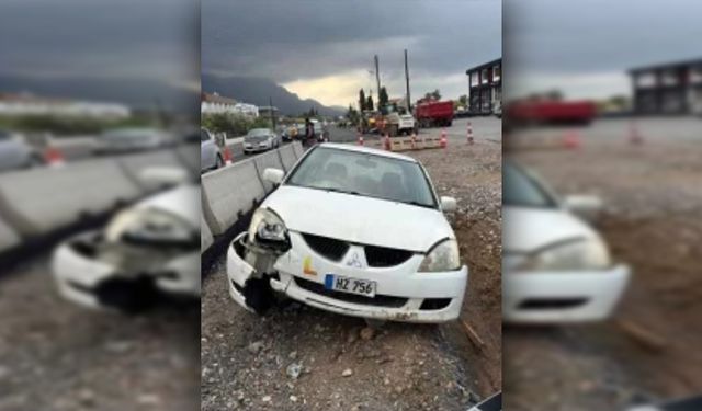 Alsancak’ta bankete düşen araç su borusunu kopardı, reklam tabelasını devirdi