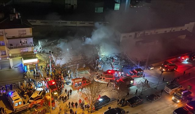 Konya'da çöken 3 katlı binada 2 kişi Hayatını kaybetti, 3 kişi enkazdan sağ çıkarıldı