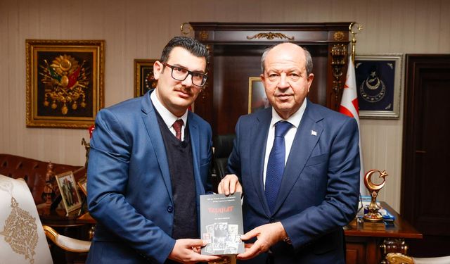 Cumhurbaşkanı Ersin Tatar'a Mete Özsezer tarafından kitap takdim edildi