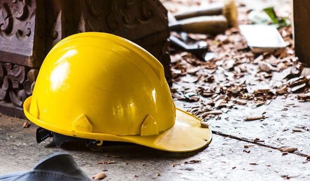 Tatlısu’da iş kazası: Üç metre yükseklikteki balkondan düşen kişi ağır yaralandı