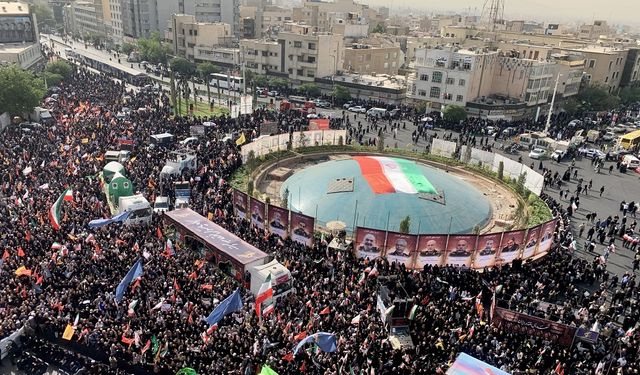 İsrail’in saldırılarında hayatını kaybeden yetkililer ve bilim insanları için Tahran’da cenaze törenleri düzenlendi