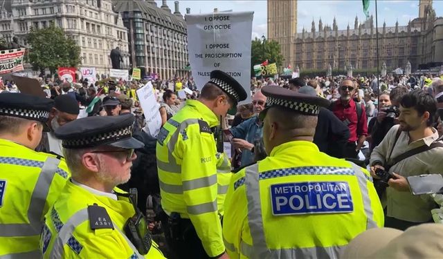 Londra'da yasaklı "Palestine Action" grubuna destek eyleminde 425'ten fazla kişi gözaltına alındı
