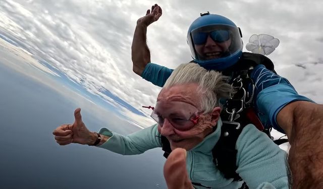 Avustralya'da bir kadın, 94. yaşını paraşütle atlayarak kutladı