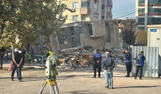 Kocaeli'de çöken apartmanın yakınındaki 3 bina daha tedbiren boşaltıldı